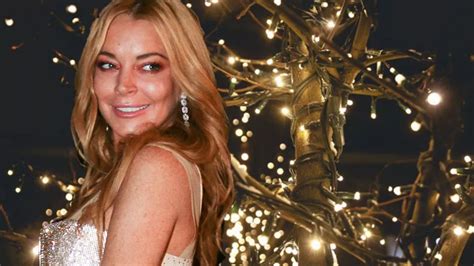 Lindsay Lohan posts completely nude snap from throwback。